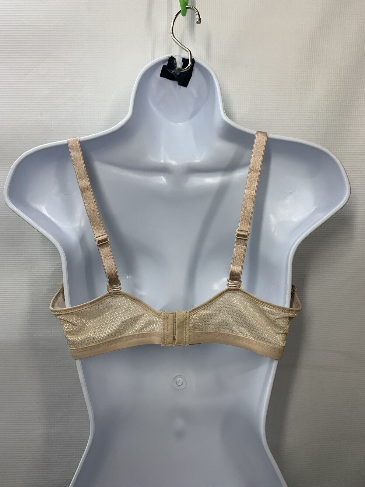 Hanes Wirefree Foam ComfortFlex Oh So Light Tag-free Bra Nude MHG521 Size M