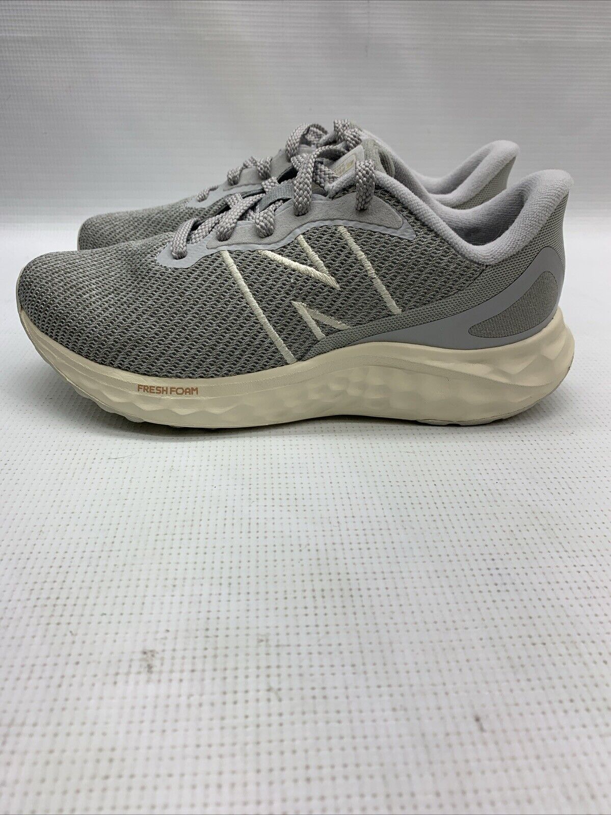 New Balance Arishi Fresh Foam Women Athletic Running Shoes Gray Size 6.5 Lace-up